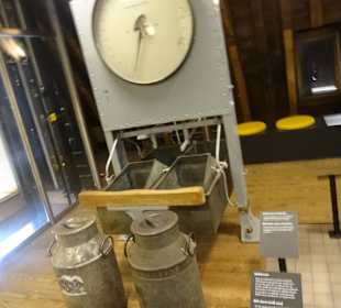 Waage mit Milchkannen
