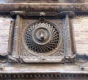 Pfauenfenster im Pujari Math hinter Tacapal Square