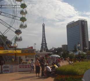 Strandpromenade mit Riesenrad & Eiffelturm