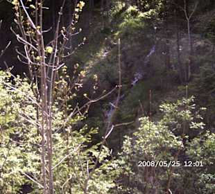 Kleiner Wasserfall am Wanderweg