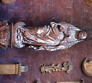 Steinfiguren am Eingang