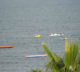 Bananenboote am Strand