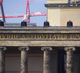 Über dem Gebäude Inschrift