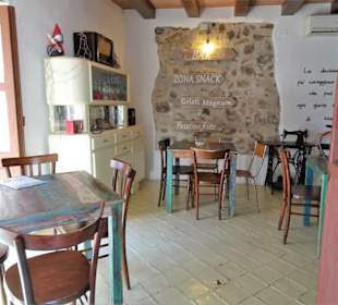 Blick in die Gasträume der Bar Yesterday