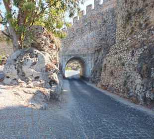Straße hinauf zur Burg