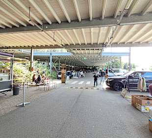 Trödelmarkt im Uni-Parkhaus in Saarbrücken