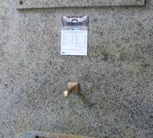 Am Eingang zur Wandelhalle – Luitpoldsprudel