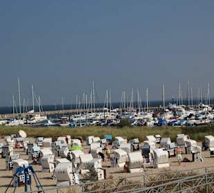 Blick über den Strand zum Yachthafen