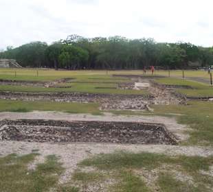 Weitere Ausgrabung vor der Kukulkan-Pyramide 