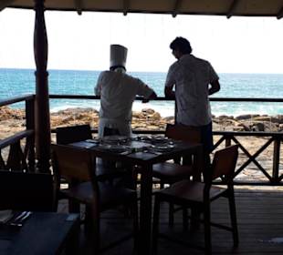 Gayan und Hotelkoch beim Informationsaustausch