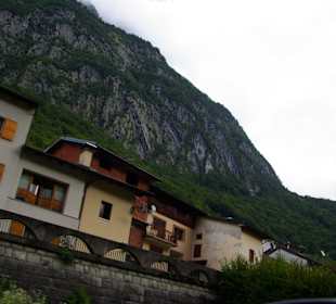 Hintergrund die Berge