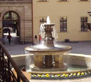 Zámecké nádvoří s kašnou