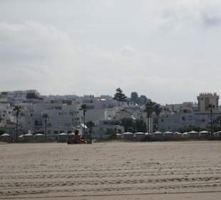 Blick vom Strand aufs Dorf von Conil