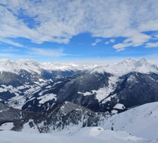 Berge mit blauem Himmel
