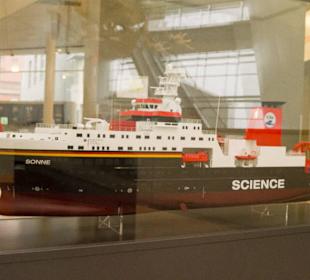 Modell eines Forschungsschiffes