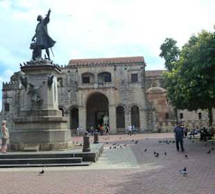Kolumbus-Denkmal/im Hintergrund die Kathedrale