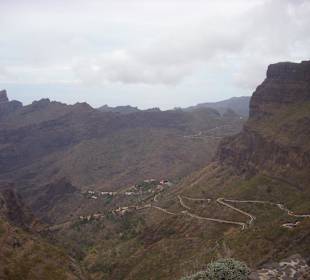 Blick oben vom Berg in`s Tal