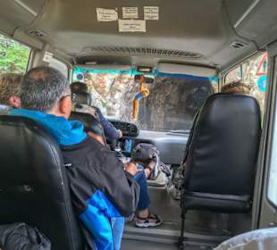 Mit dem Kleinbus auf den Felsen