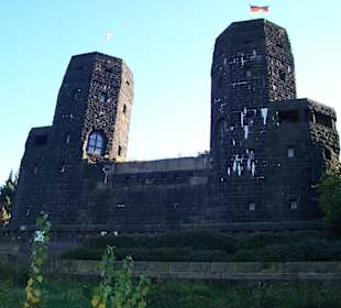 Die beiden Brückentürme (mit Museum)