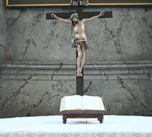 Kreuz auf dem Hochaltar