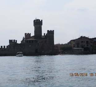 Das Schloß vom Wasser aus