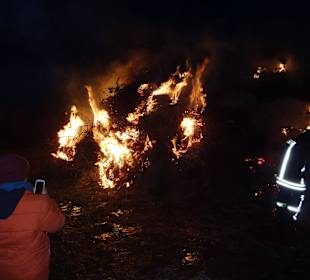 Es brennt schlecht, die Feuerwehr zündet nach