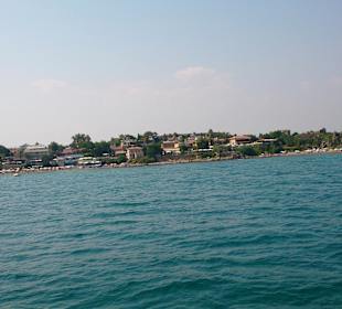 Blick auf Side vom Boot aus