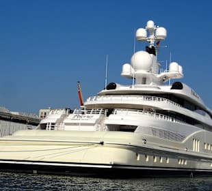 Luxus-Yacht im Hafen