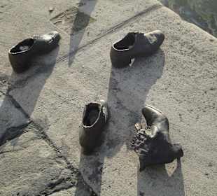 Schuhe am Donauufer