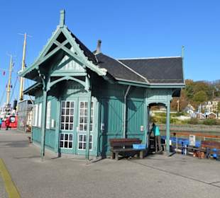 Das historische Wartehäuschen auf dem Steg