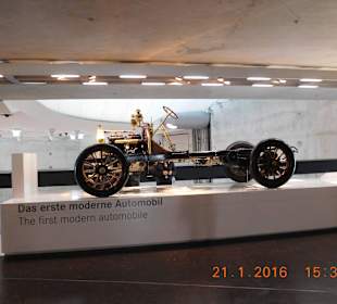 Музей Мерседес-Бенц