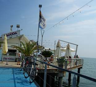 Über den Steg entlang