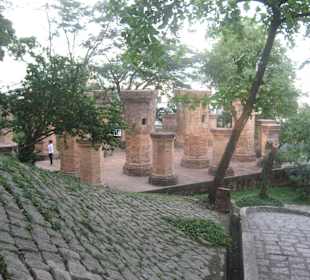 Alte Säulen, die vor langer Zeit ein Dach trugen