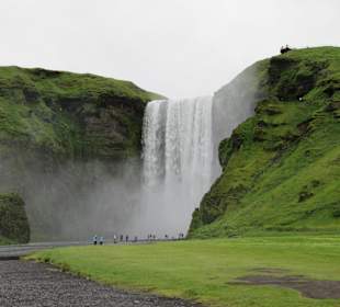 Skogafoss, ca. 200 km