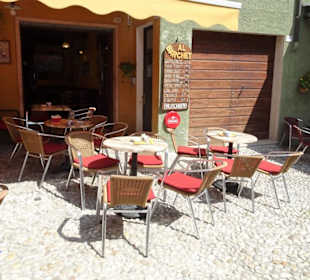 Plätze der Bar al Barchet an der Piazza