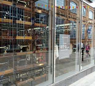 Viele alte Nähmaschinen im Schaufenster