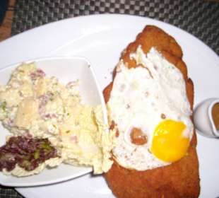 Riesenportion Schnitzel mit hausgemachten Kartoffeln