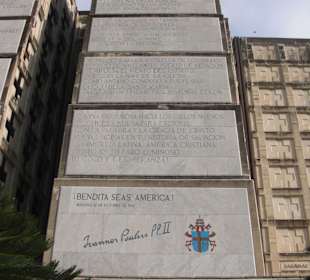 Teilansicht mit Papst Schriftzug und Wappen