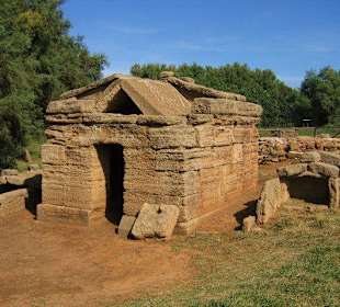 Grabhause in Tempelform, begehbar