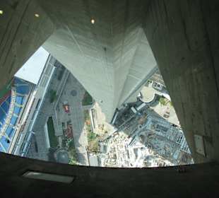 CN Tower Toronto.Blick durch den Glasboden.