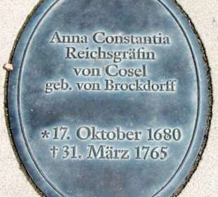 Inschrift auf der Grabplatte in der Burgkapelle