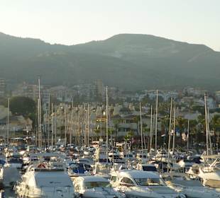 Blick auf den Hafen von Hafenmauer aus