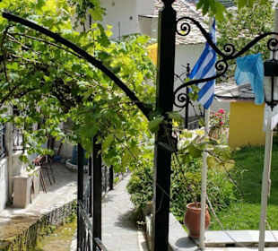 Kühlender Wasserlauf durch den Ort