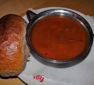 Deftige Gulaschsuppe mit Röggelchen im Früh