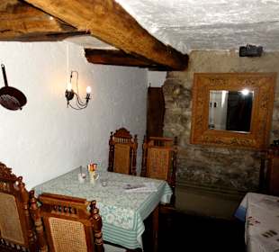 Es gibt sogar Sitzplätze im Kellergewölbe