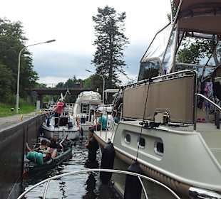 E-Boot in der Schleuse