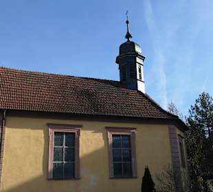 St. Anna: eine kleine Kirche in einem kleinen Dorf