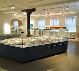 Gang durch die Ausstellungsräume des Museums