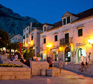 Makarska nocą