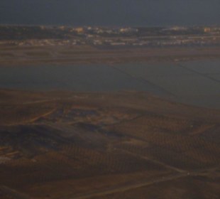 Der Flughafen aus dem Flugzeug fotografiert